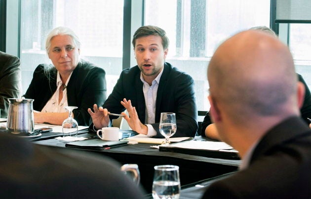 Le leader parlementaire, Gabriel Nadeau-Dubois, aux côtés de la chef parlementaire, Manon Massé, lors d'un caucus de QS.