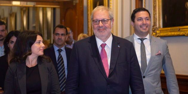 Le chef libéral par intérim, Pierre Arcand, flanqué de la présidente du caucus, Filomena Rotiroti, et du président du parti, Antoine Atallah.