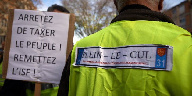 Les «Gilets jaunes» qui ne se revendiquent d'aucune obédience politique particulière, ébranlent depuis quelques jours l'Hexagone suite à l'annonce d'une «taxe carbone» se présentant comme la première d'une série de mesures incarnant «la Transition écologique».