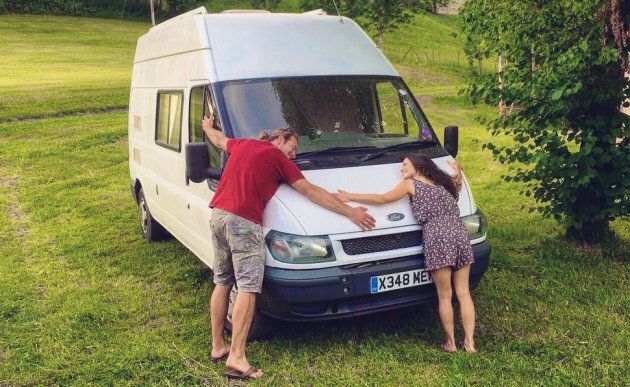 Drew et Brittany enlacent la camionnette qu'ils ont utilisée pour leur voyage de noces en Europe, en Allemagne, en juin 2017.