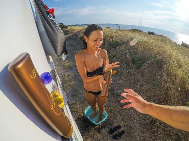 Drew aide Brittany à prendre sa douche solaire au bord de la mer, à Quiberon, en juin dernier.