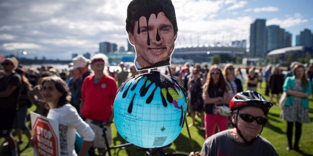 Une manifestation contre le rachat du pipeline Trans Mountain par Ottawa.