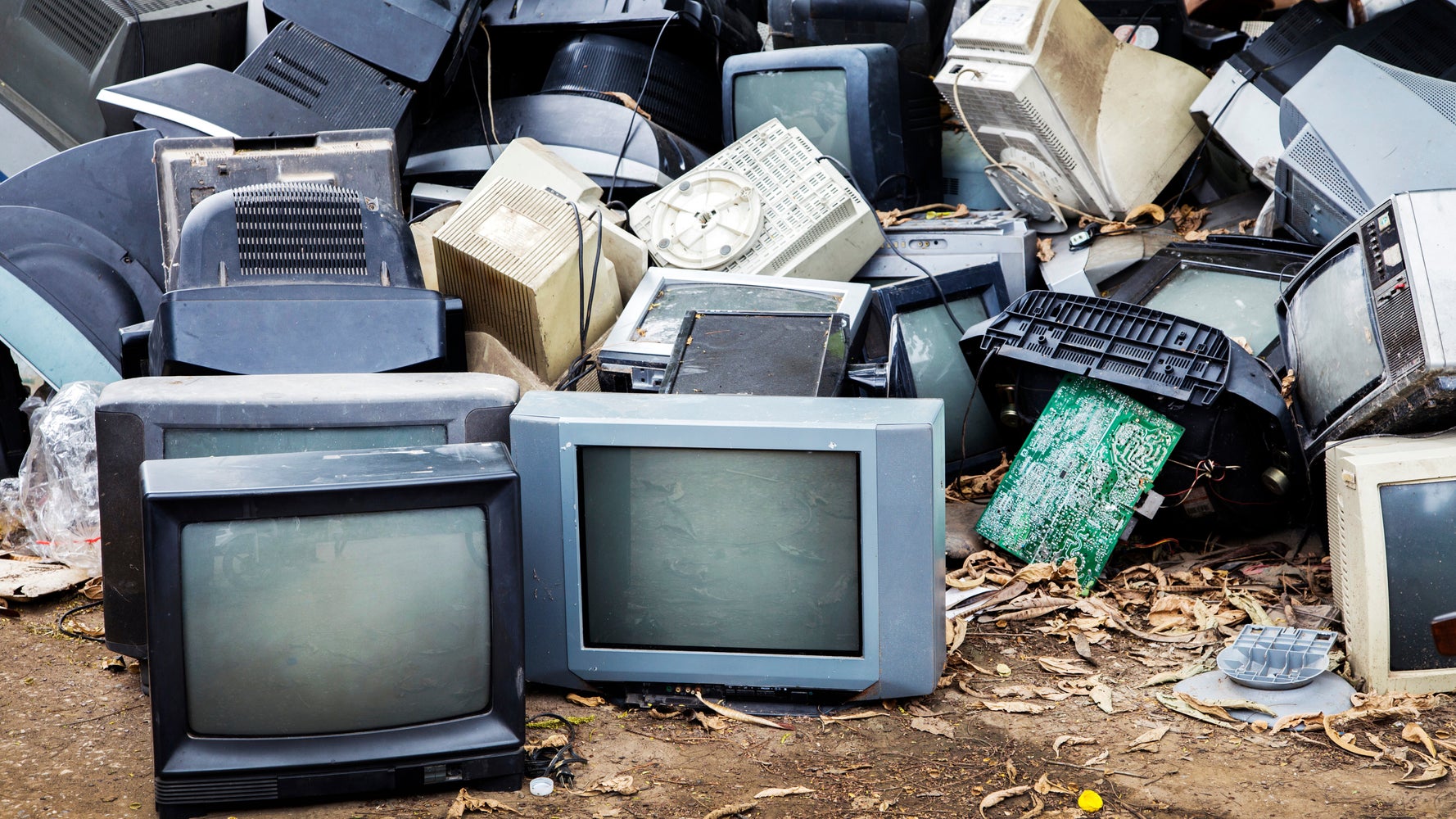 Свалка телевизоров. Свалка телевизоров. Телевизор в утиль. Старый телевизор. Телевизор в утиль.