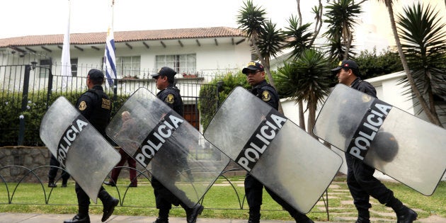 Les policiers montent la garde devant la résidence de l'ambassadeur d'Uruguay au Pérou, à Lima, où l'ancien président Alan Garcia a demandé l'asile, selon le gouvernement péruvien.