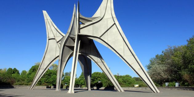 La sculpture «Trois disques», également connue sous le titre L'Homme, de Alexander Calder et située dans le Parc Jean-Drapeau. Elle avait été créée à l’occasion de l’Exposition universelle de 1967 à Montréal.