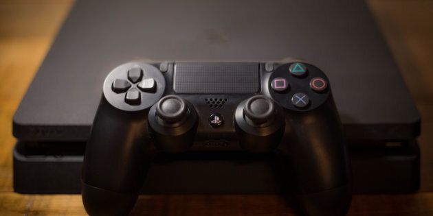 La Playstation 4 possède une manette DualShock 4 munie d'un pavé tactile noir au centre.