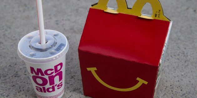 Les plaignants estiment que McDonald's contrevient à la loi québécoise, qui interdit la publicité destinée aux enfants de moins de 13 ans.