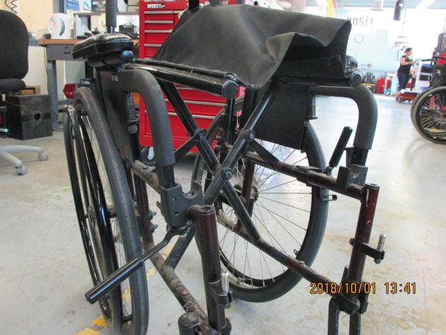 Le fauteuil roulant de Miloud Mecheri ne s'ouvrait pas complètement à la suite de dommages subis pendant un vol d'Air Canada.