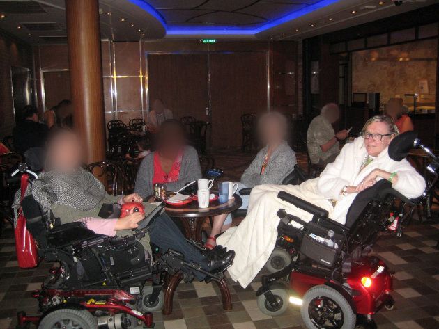Francine Leduc a perdu une journée et demi de sa croisière parce qu'Air Canada aurait désactivé la batterie de son fauteuil motorisé.