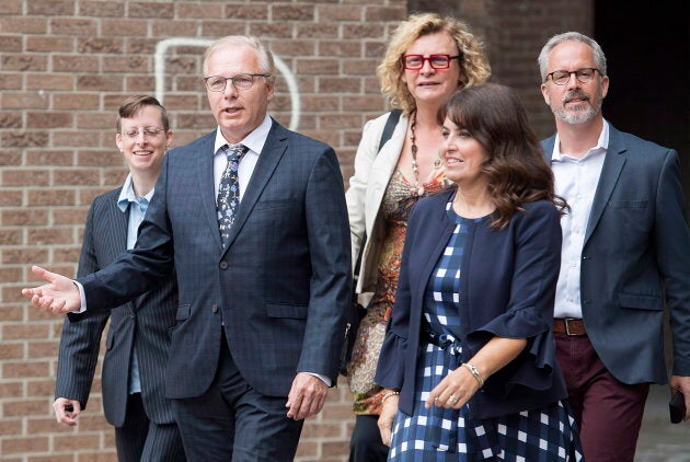 L'ancien chef Jean-François Lisée et la vice-chef Véronique Hivon entourés de candidats de la région de Montréal: Jen Drouin (gauche), Michelle Blanc (centre), Frédéric Lapointe (droite).