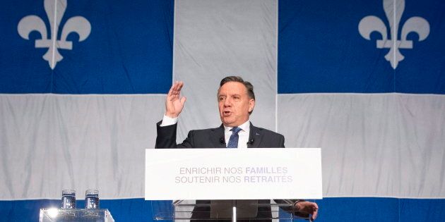 À l'occasion de la présentation de son énoncé économique, François Legault a prononcé un discours devant des citoyens ordinaires... et un très gros drapeau du Québec.