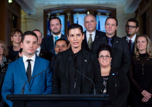 La vice-première ministre Geneviève Guilbault entourée de plusieurs ministres et membres du gouvernement Legault.