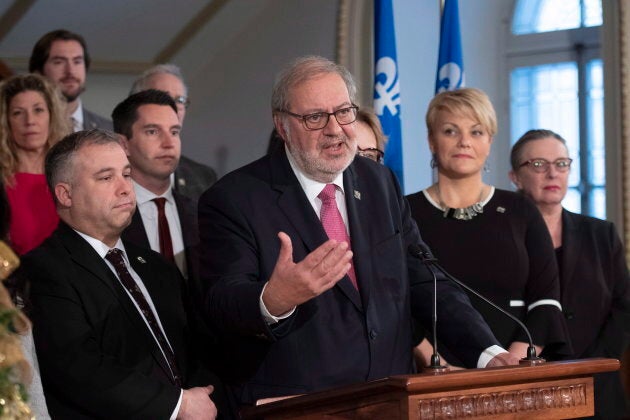 Le chef libéral par intérim, Pierre Arcand, entouré de membres de son caucus pour le bilan de la courte session parlementaire.