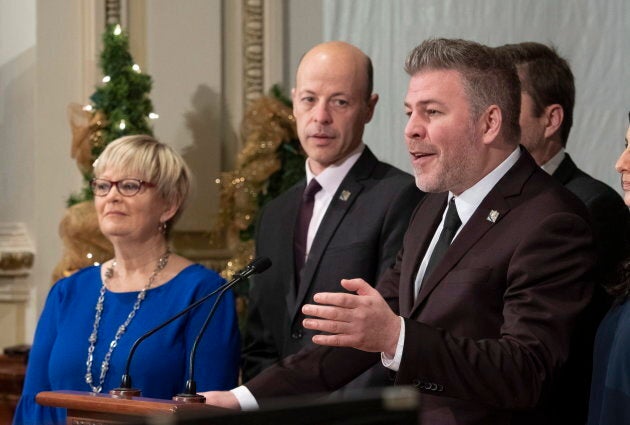 Le chef par intérim du PQ, Pascal Bérubé, en compagnie de ses députés Lorraine Richard et Joël Arseneau.