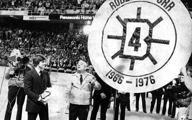 Bobby Orr, ancien joueur des Bruins de Boston, observe le retrait de son numéro au Boston Garden le 9 janvier 1979.