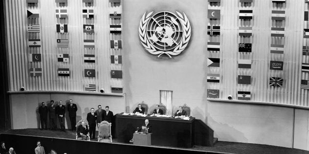 Le président du Conseil Vincent Auriol prononce le discours d'ouverture de la troisième assemblée des Nations Unies le 22 septembre 1948, au Palais de Chaillot, à Paris. L'Assemblée générale de l'ONU s'est ouverte le 21 septembre 1948 et s'est achevée le 10 décembre après avoir adopté à l'unanimité, mais avec l'abstention du bloc soviétique, la Déclaration universelle des Droits de l'homme.