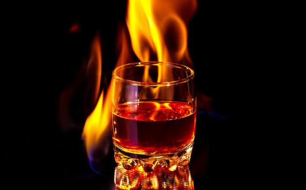 Verre de whisky avec flammes du foyer