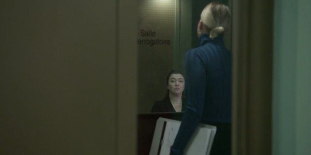 Noélie St-Hilaire (Catherine St-Laurent) allant interroger une femme suspectée d'avoir transmis le VIH à son mari.
