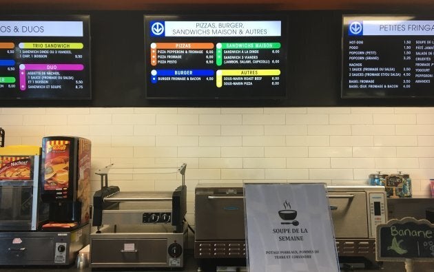 L'affichage du menu à la cantine du Taz a été modifié pour rappeler les lignes de métro, à la suite de l'installation d'un wagon MR-63.