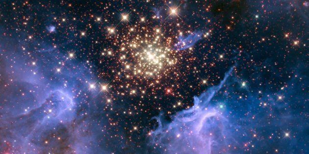 Gaz interstellaire et regroupement de jeunes étoiles, image du télescope spatial Hubble. 