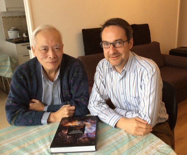 Trinh Xuan Thuan à son domicile parisien, avec Hervé Dole en décembre 2018.