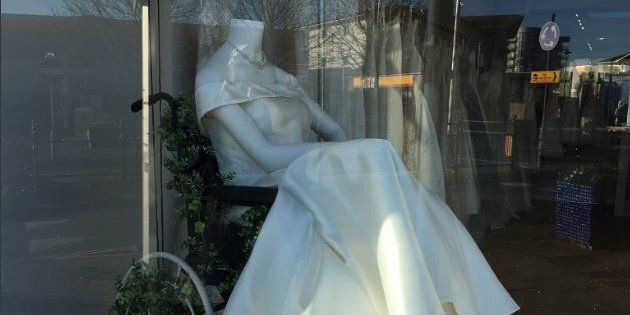 Cette robe de mariée présentée dans un fauteuil a ému nombre d'internautes