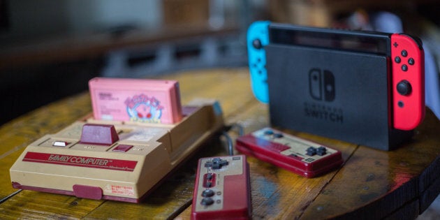 La première console de Nintendo, la Famicom distribuée au Japon, et la plus récente Switch, lancée en 2017.