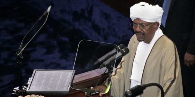 Le président sortant, Omar al-Bashir, récemment réélu après un glissement de terrain prolongeant son règne de 25 ans, prend la parole après avoir prêté serment à l'Assemblée nationale soudanaise à Khartoum, au Soudan.