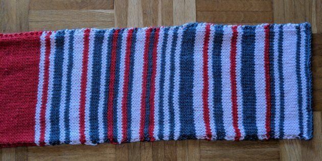 Sara Weber, la fille de la tricoteuse, a partagé sur Twitter l'histoire de cette écharpe.