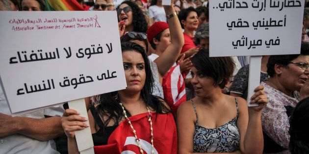 Une femme brandit une pancarte indiquant «Pas de fatwa, pas de référendum sur les droits des femmes» lors de la célébration de la Journée nationale de la femme, en Tunisie. Les manifestants ont appelé à l'égalité des sexes, au droit à l'héritage des femmes et aux droits pour la communauté LGBT. Les manifestants ont également protesté contre le parti islamiste Ennahda, en août 2018.