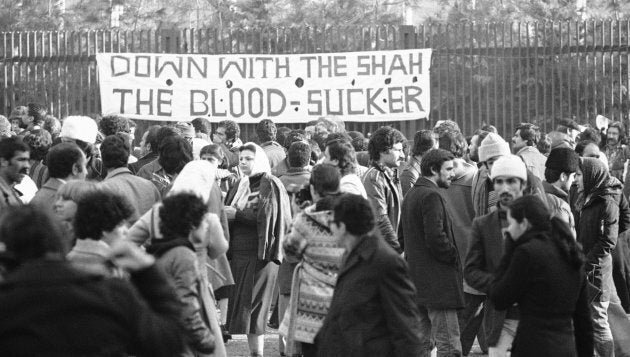 Une bannière dénonçant Shah Mohammad Reza Pahlavi est placée à l'entrée de l'université de Téhéran, en Iran.