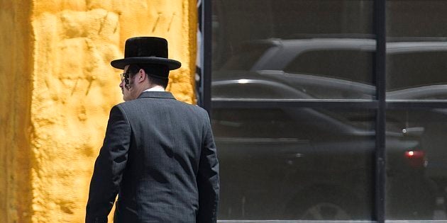 Un membre de la communauté hassidique devant une synagogue du Mile-End, à Montréal.