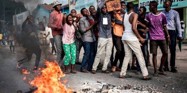 Les partisans de Martin Fayulu, finaliste aux élections en République démocratique du Congo (RDC), brandissent un cercueil portant la note «Adieu Félix» alors qu'ils protestent dans la rue le 21 janvier 2019 à Kinshasa, contre la confirmation de Felix Tshisekedi en tant que président de la RDC.