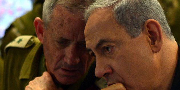 Le premier ministre israélien Benjamin Netanyahou (à droite) s'entretient avec le chef d'état-major des forces de défense israéliennes de l'époque, Benny Gantz (à gauche), en 2014.