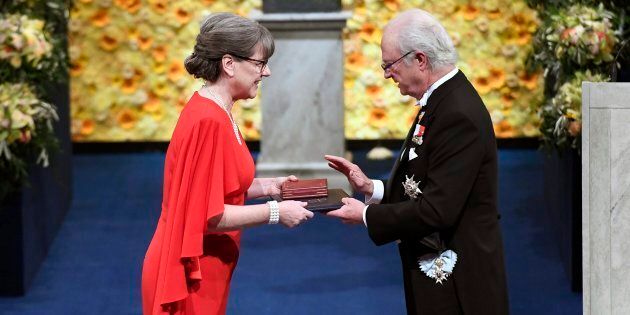 La lauréate Donna Strickland reçoit le prix du roi Carl Gustaf de Suède lors de la cérémonie de remise du prix Nobel à Stockholm, le 10 décembre 2018.