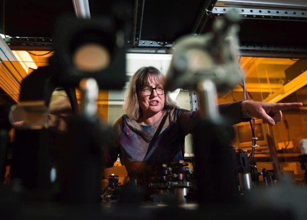 La lauréate du Prix Nobel Donna Strickland dans son laboratoire à l'université de Waterloo. Elle a obtenu le prix pour ses inventions révolutionnaires dans le domaine de la physique des lasers qui ont diverses applications, notamment pour la chirurgie corrective oculaire au laser.