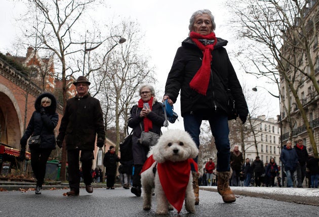 Des centaines de personnes portant un foulard rouge ont défilé à Paris pour protester contre les violences déclenchées au cours des deux mois de manifestations antigouvernementales organisées par le mouvement des gilets jaunes.