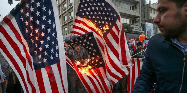 Les Iraniens brûlent les drapeaux américains lors d’une cérémonie marquant le 40e anniversaire de la révolution islamique à Téhéran (Iran), le 11 février 2019.