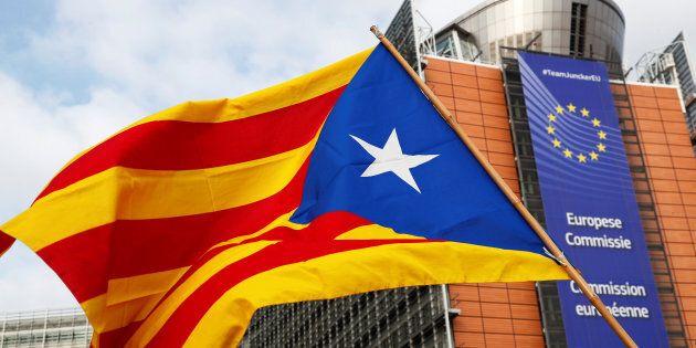 Un drapeau séparatiste catalan lors d'une manifestation devant le siège de la Commission européenne, le 12 février 2019.