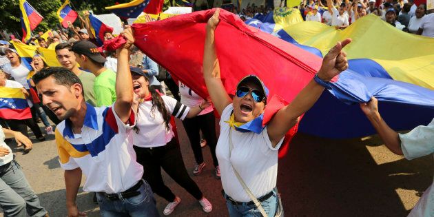 Les manifestants scandent «Maduro dehors» lors d'une manifestation antigouvernementale contre le président vénézuélien Nicolas Maduro, le mardi 12 février 2019.