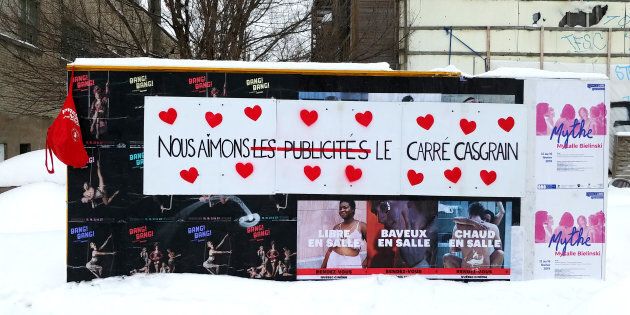 Action réalisée le matin de la Saint-Valentin et destinée à prouver notre amour au Carré Casgrain, même s'il se retrouve barricadé par les publicités.