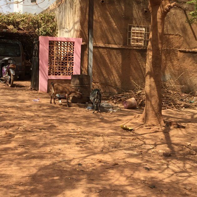 Maison type d'un quartier de classe moyenne à Ouagadougou. Plusieurs maisons disposent d'une cour intérieure, à l'abri des regards.