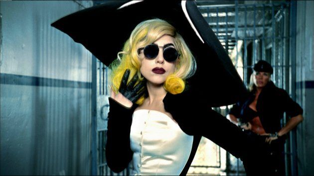 Lady Gaga dans le vidéoclip de la chanson « Telephone » (album The Fame Monster, 2010), réalisé par Jonas Åkerlund. Tenue : Thierry Mugler, collection Anniversaire des 20 ans, prêt-à-porter automne-hiver 1995-1996.
