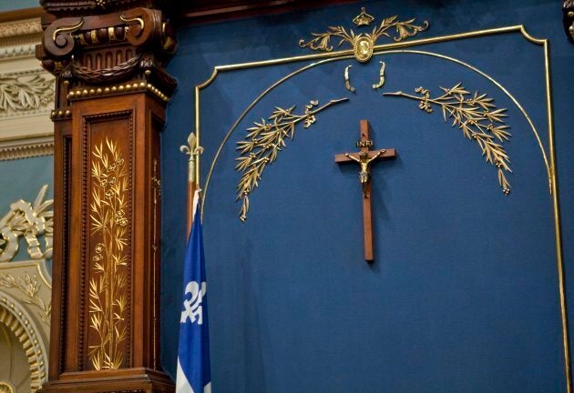 L'État sera officiellement laïc, mais le crucifix à l'Assemblée nationale est là pour rester, semblerait-il.