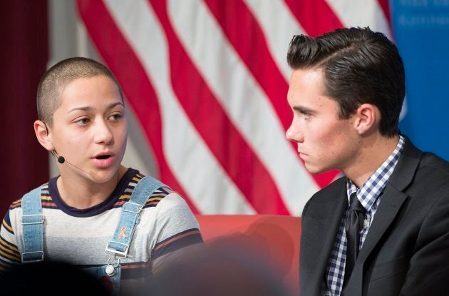 David Hogg aux côtés de son acolyte et ex-collègue de classe Emma Gonzalez. Les deux sont ciblés par des mouvements ultra-conservateurs aux États-Unis en raison de la force de leur mouvement.