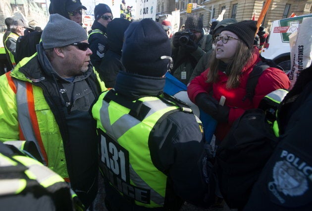 La polarisation dans l'opinion publique est bien réelle au Canada aussi. Ici, deux visions s'affrontent lors de contre-manifestations à Ottawa sur les pipelines, le 19 février 2019.