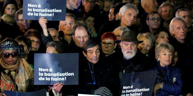 Des gens se sont rassemblés sur la Place de la République à Paris pour dénoncer l'antisémitisme et la hausse d'attaques antisémites, mardi.