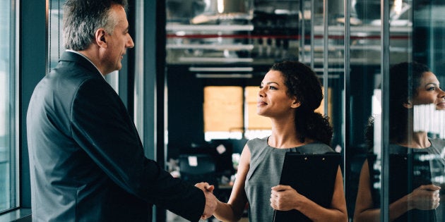 Un compliment est sincère. Habituellement non préparé, il reconnaît le travail des collègues et des clients, dans le présent. Il est plus efficace lorsqu'énoncé le plus près possible de la performance.