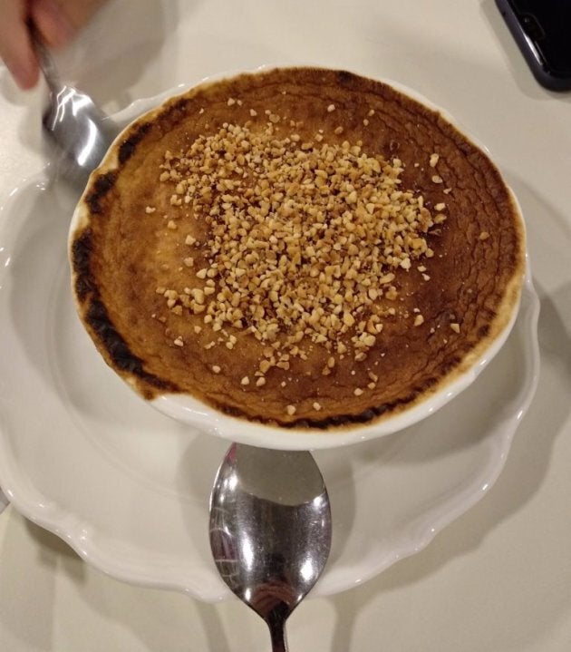 Tavuk göğsü: pudding au lait turc avec parfois de la poitrine de poulet déchiquetée (il n'y en avait pas quand j'en ai mangé).