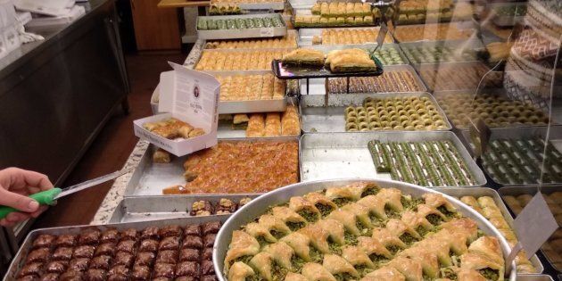 C'est bien la Turquie sur cette photo: des desserts à l'infini!